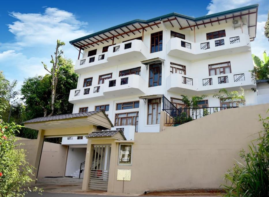 Saru Holiday Apartment - Upto 6 Guests 康提 外观 照片