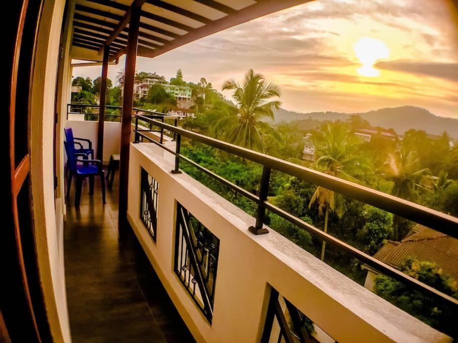 Saru Holiday Apartment - Upto 6 Guests 康提 外观 照片